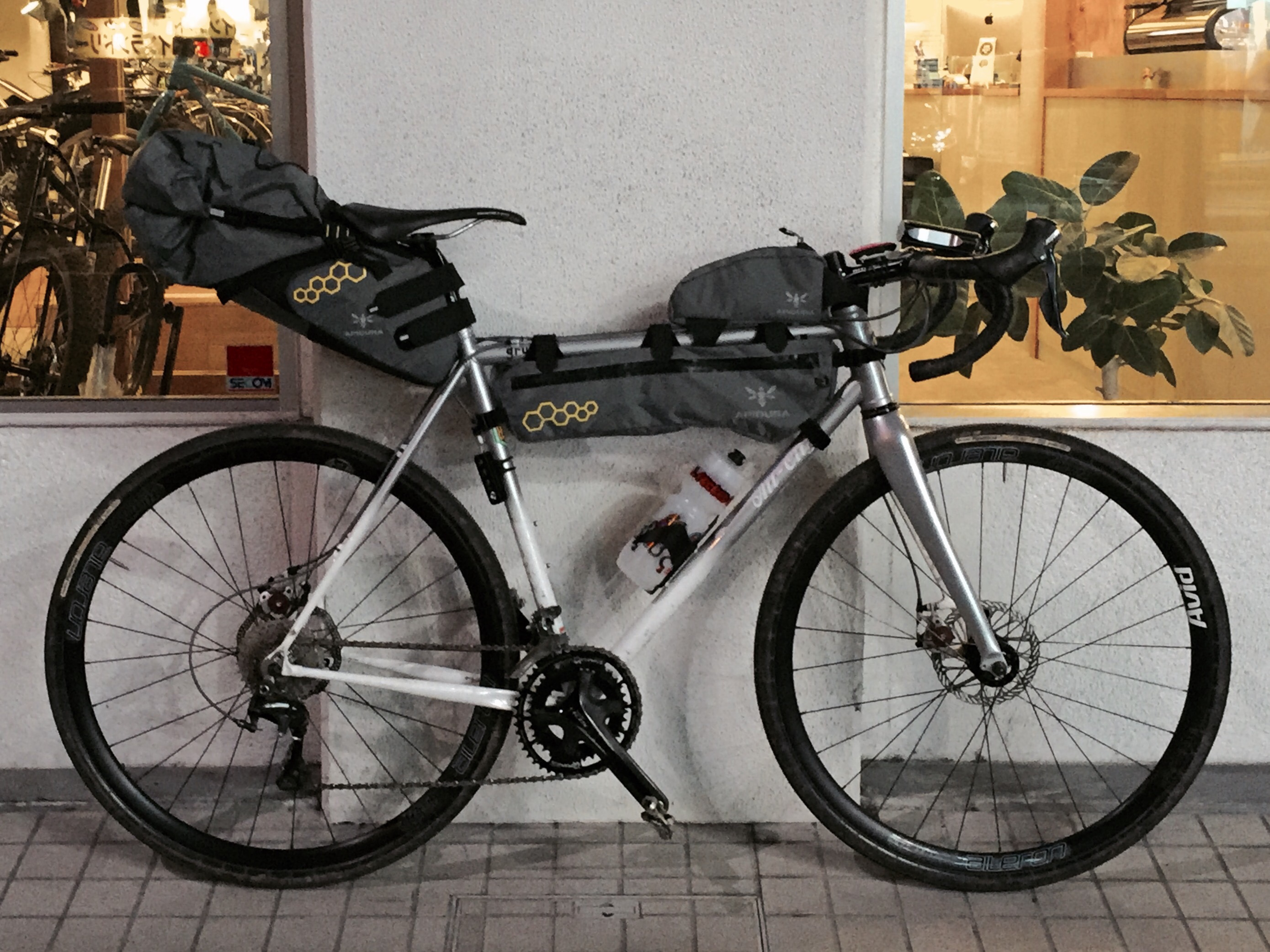アピデュラ フレームバッグ 4L - 自転車